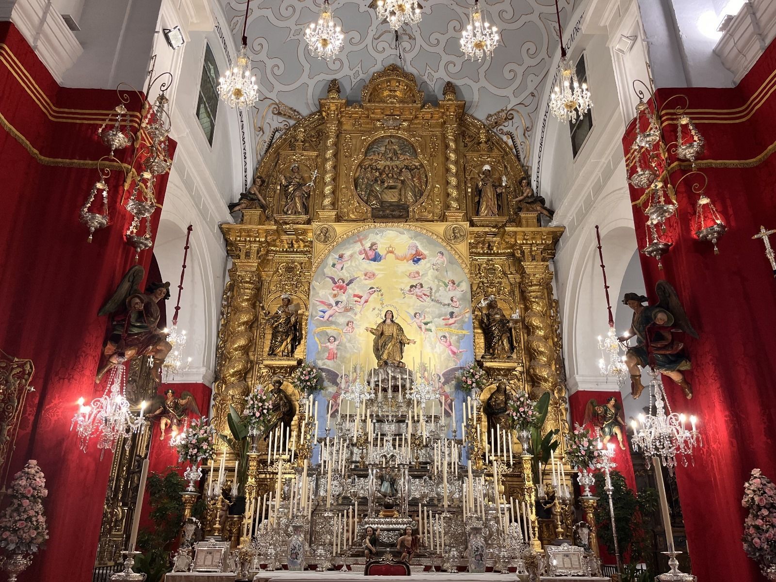 Altar del triduo del dogma, con el telón asuncionista recuperado.