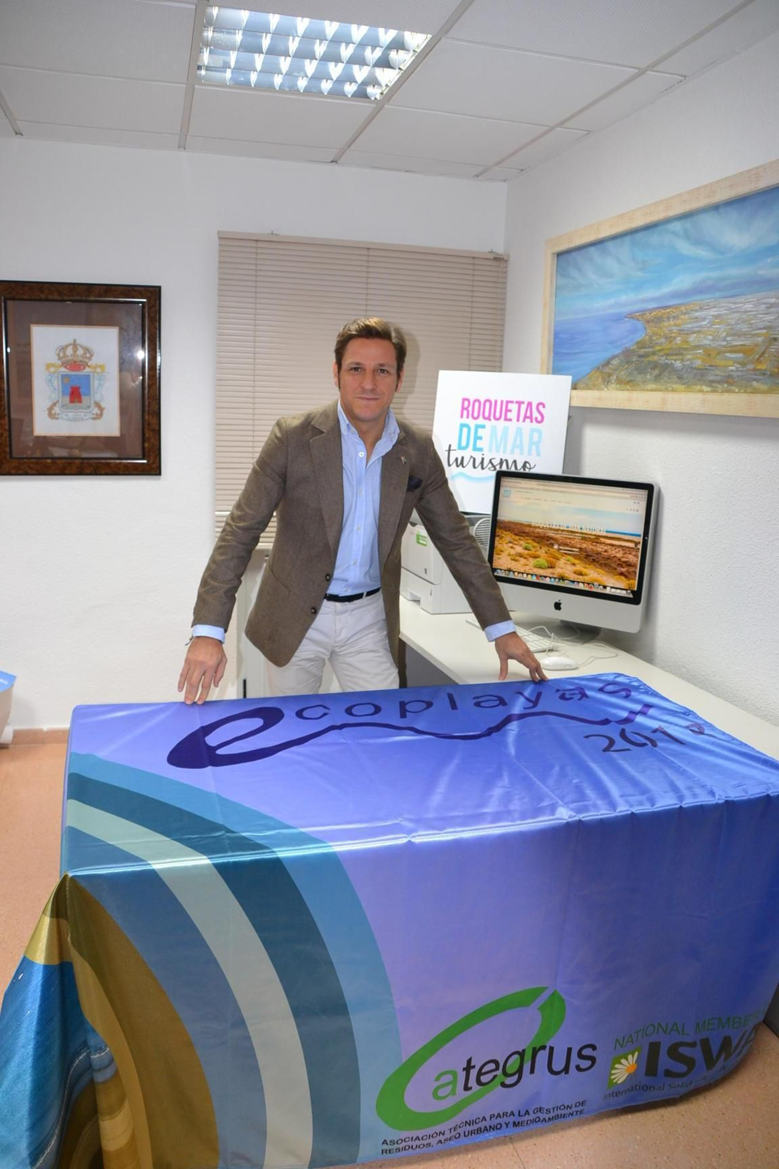 Luis Miguel Carmona muestra la bandera recibida para la Playa de La Ventilla.