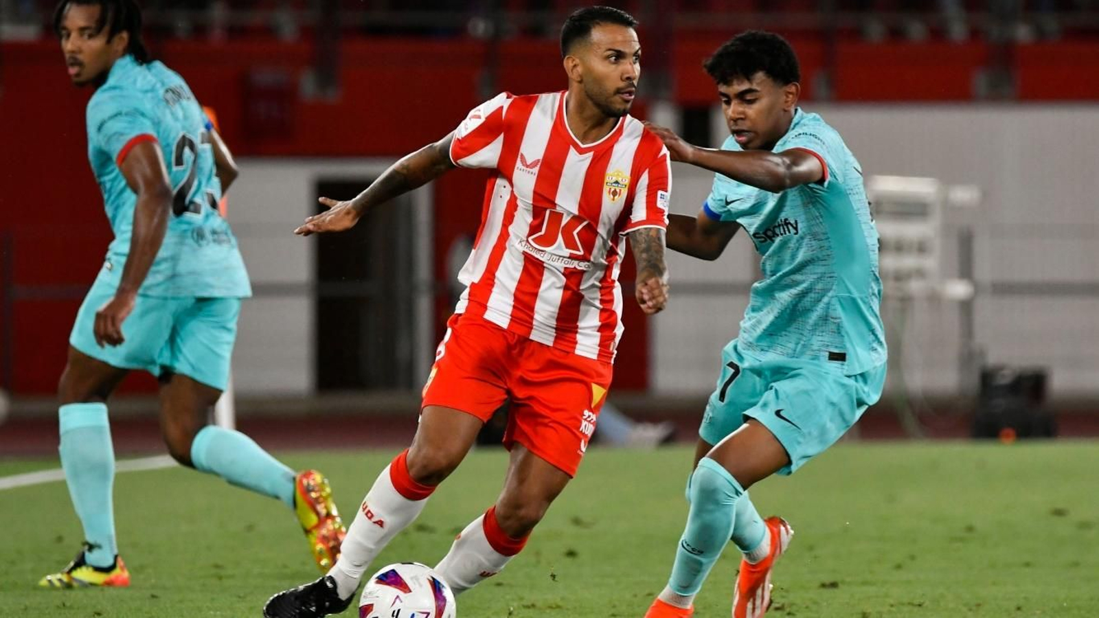 Jonathan Viera maneja el esférico con un intenso Lamine Yamal a su lado.