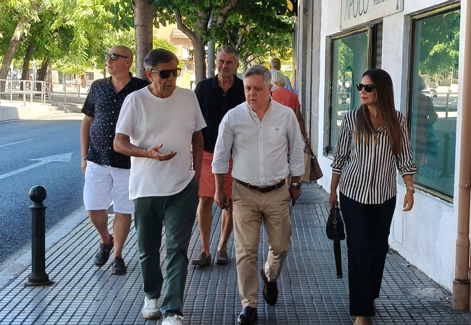 Los concejales socialistas en su visita al barrio de Segunda Aguada.