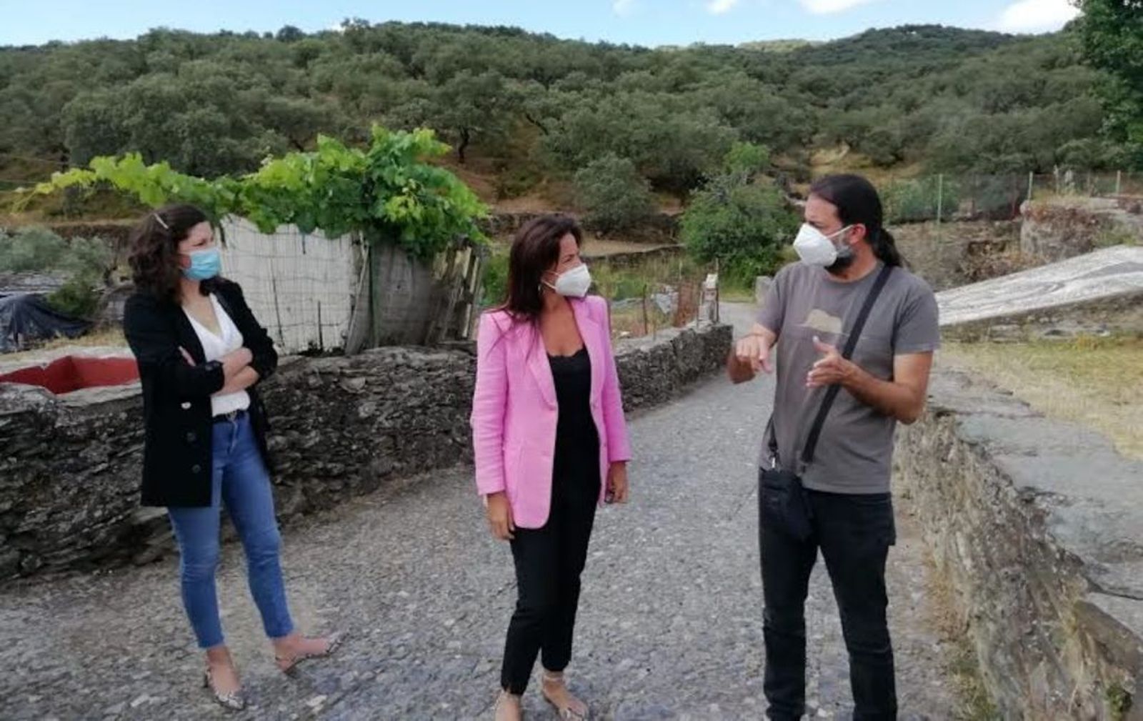 La delegada territorial durante su visita a la localidad