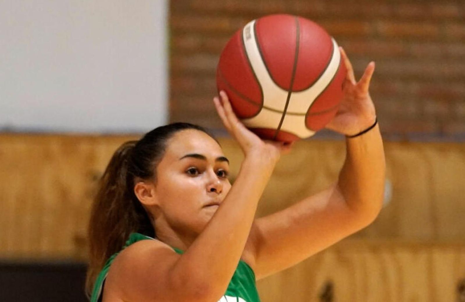 Carmen Ruiz lanza a canasta durante un entrenamiento.