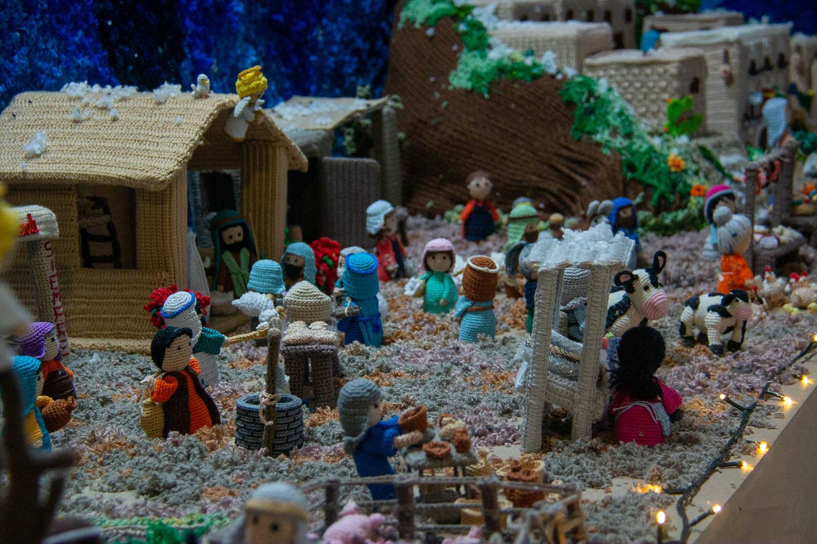 Incontables horas y mucha pasión, los secretos para confeccionar el Belén de crochet más original de la Costa