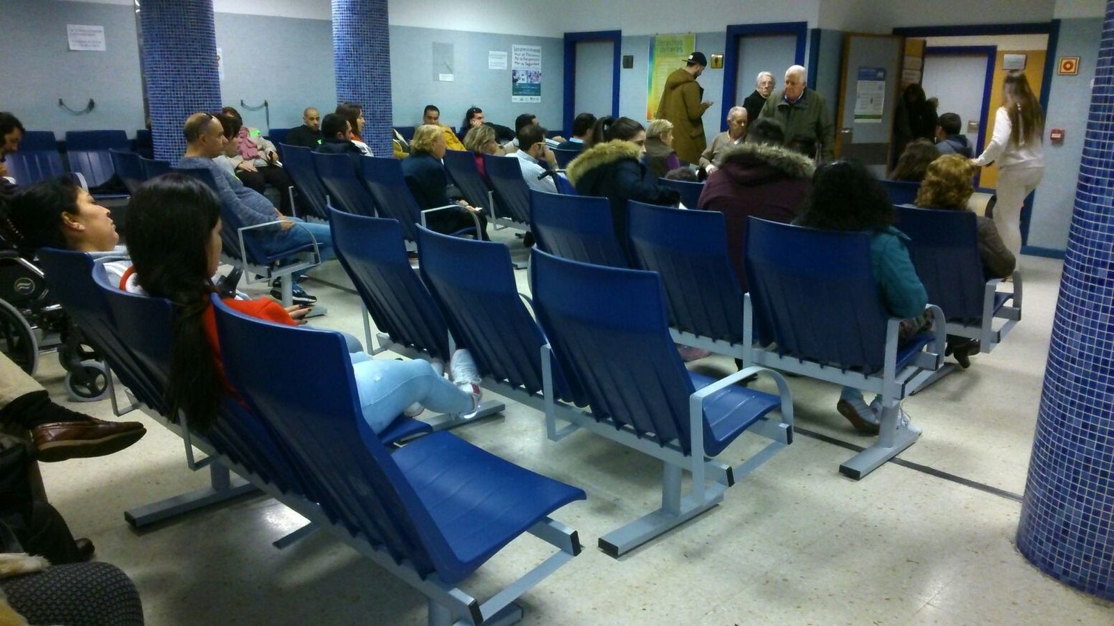 Pacientes esperan la llamada del médico especialista en un hospital.