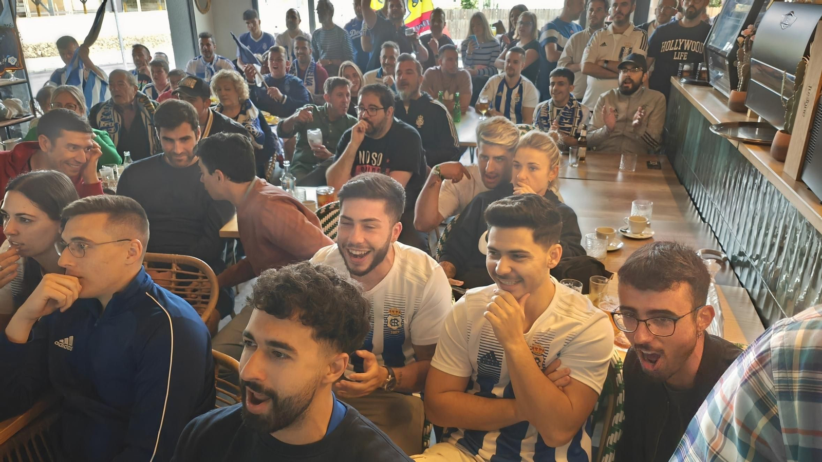 Aficionados del Recreativo de Huelva se reúnen para ver el  Recreativo de Huelva y la Gimnástica Segoviana