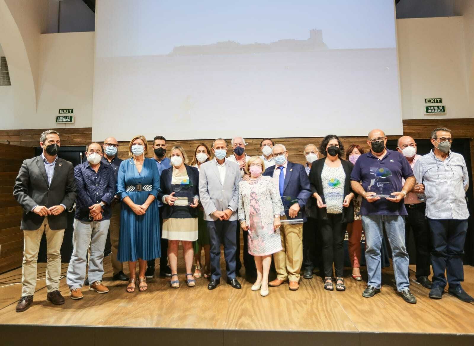 Foto de grupo con autoridades y homenajeados durante el acto del Día del Turismo.
