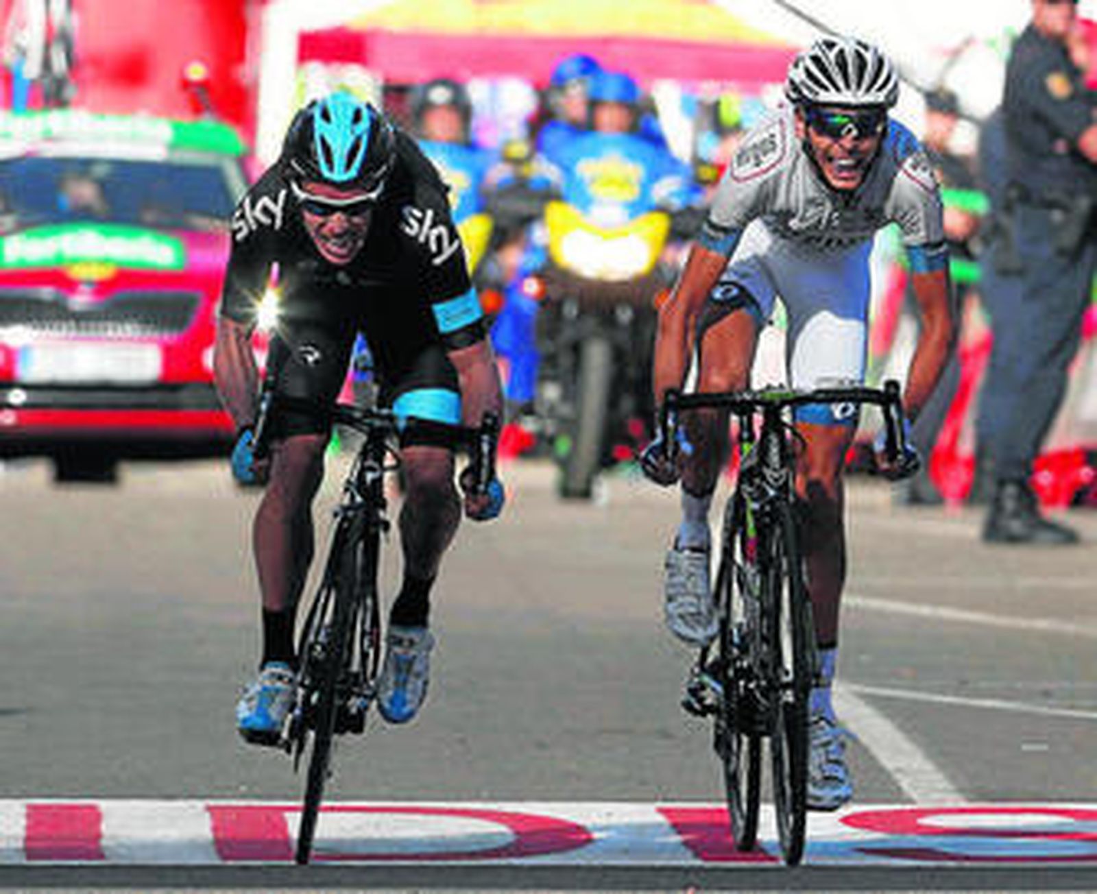 Warren Barguil se impone a Rigoberto Urán en el esprínt final de la decimosexta etapa.