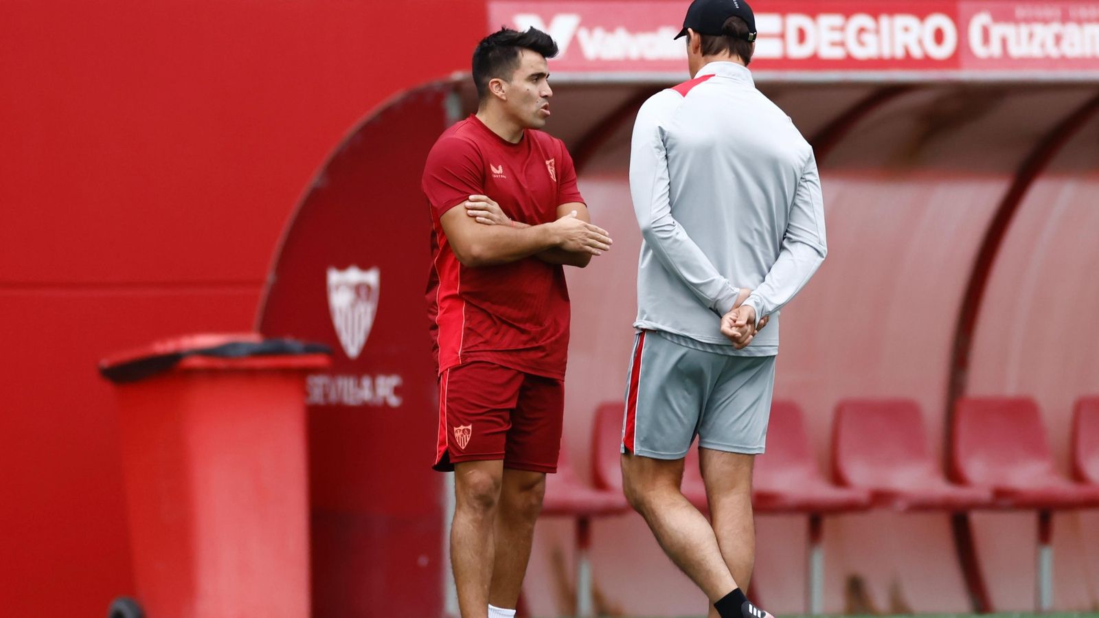 Acuña dialoga con Lopetegui después de no ser convocado para el Argentina-Jamaica.