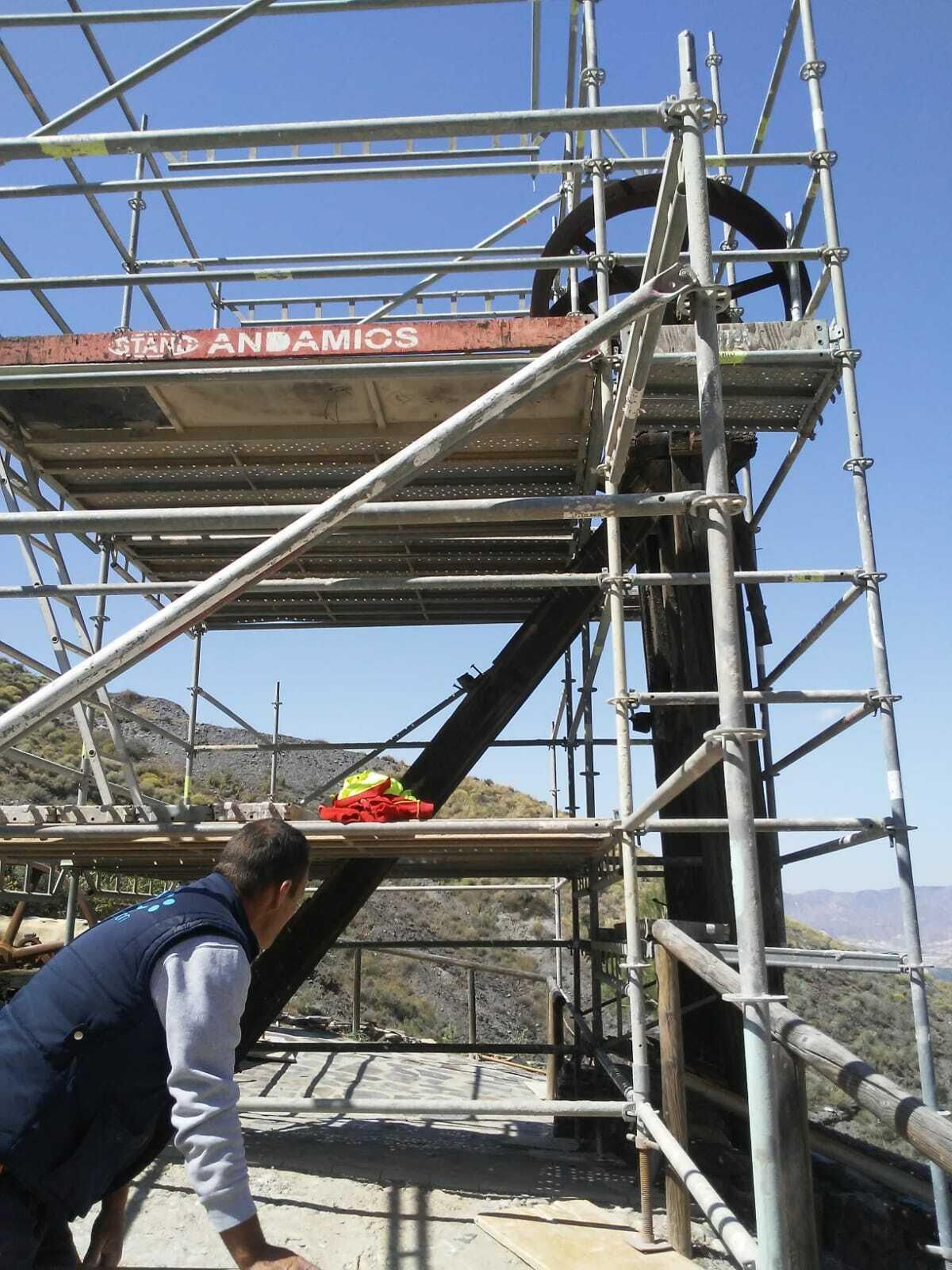 Operarios trabajando en la máquina de vapor.