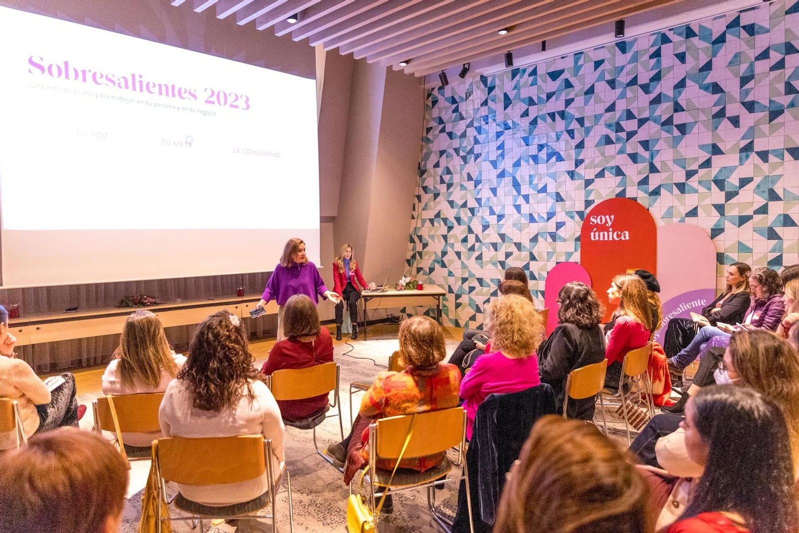 Una reunión de la comunidad Mujeres Sobresalientes Una reunión de la comunidad Mujeres Sobresalientes