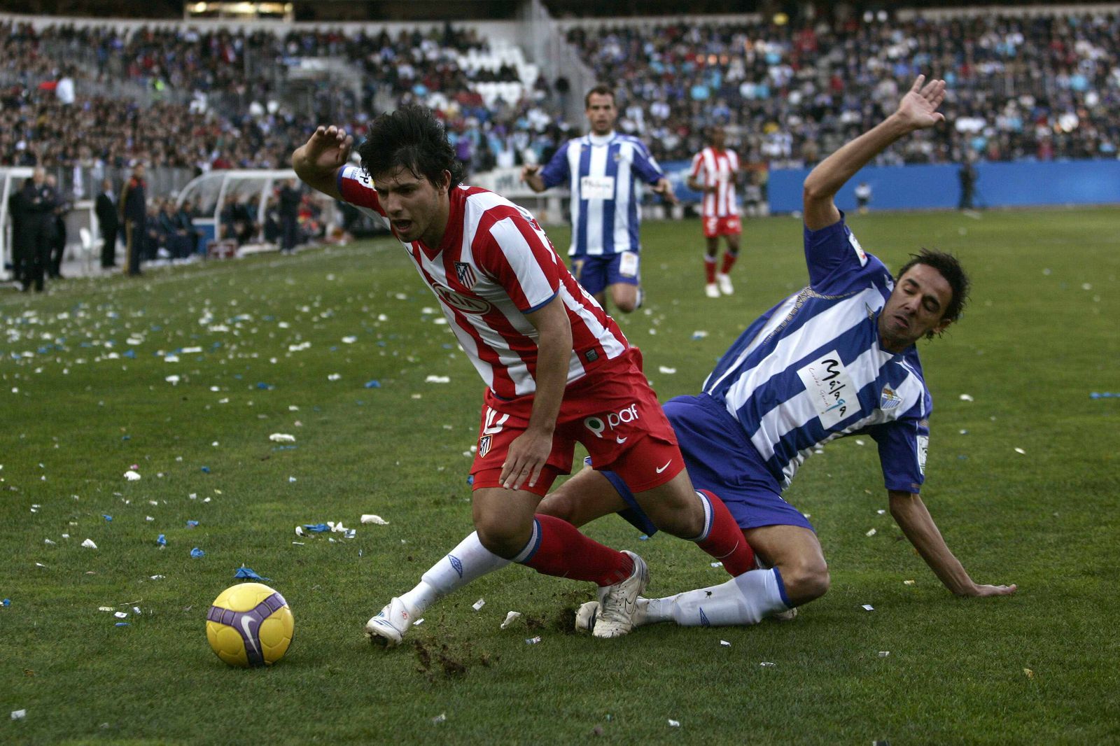 Weligton derriba a Agüero en un partido en La Rosaleda.
