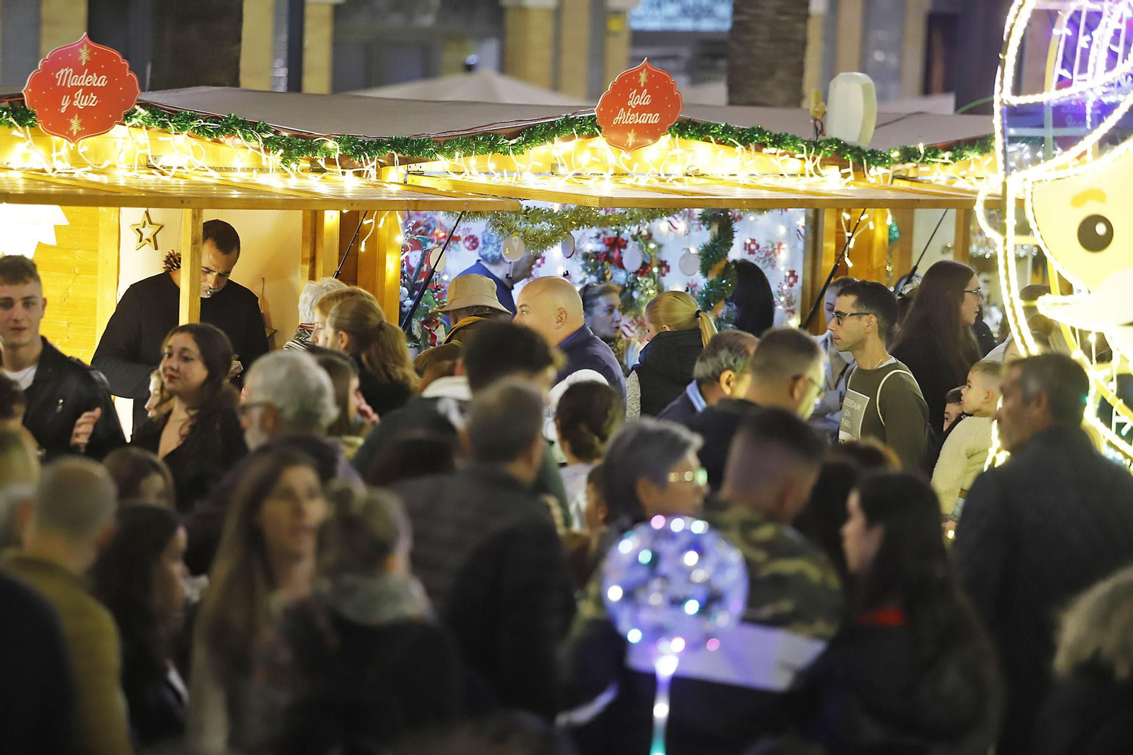 Imágenes del mercado navideño de la Plaza de las Monjas