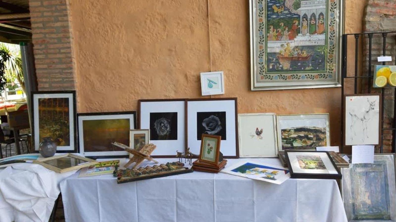 Un mercadillo artesanal en el exterior del edificio