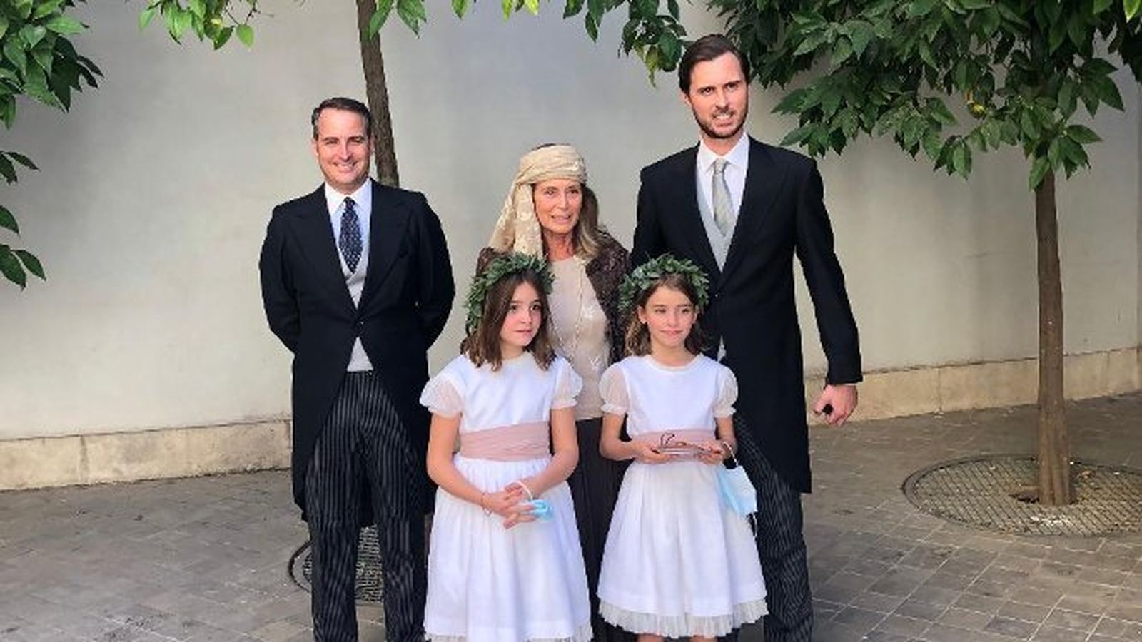 Carmen Príes con sus hijos José Joaquín y Antonio y sus nietas.