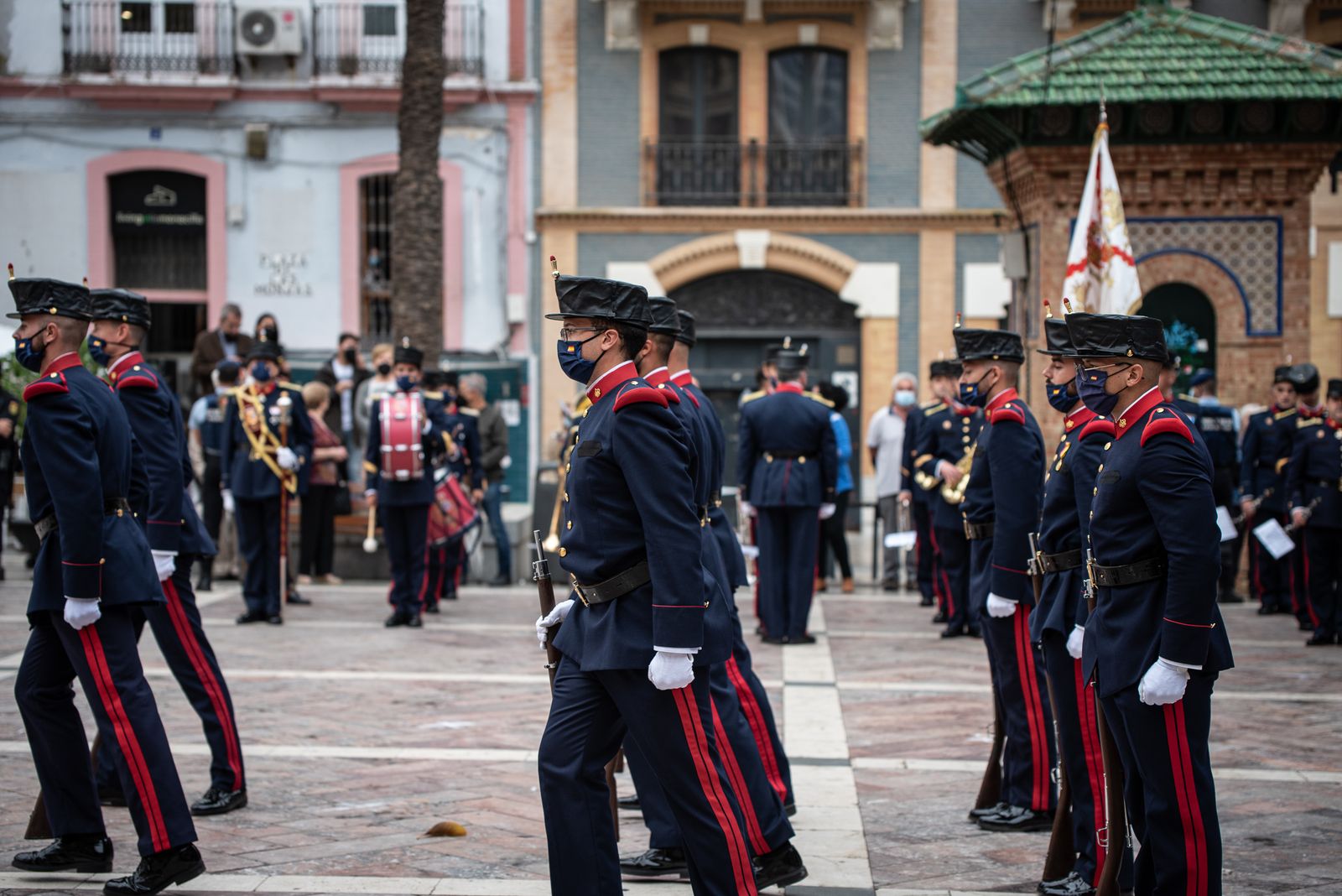 Imágenes del desfile de la Guardia Real por el centro de Huelva