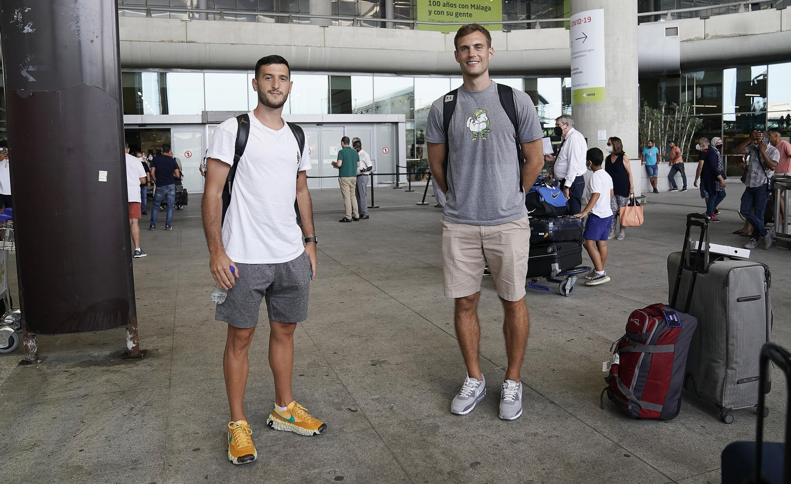 Marco Spissu y Tim Abromaitis, en el aeropuerto de Málaga. Marco Spissu y Tim Abromaitis, en el aeropuerto de Málaga.