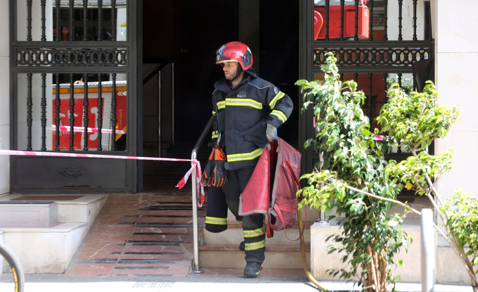 Los bomberos intervienen en un incendio en la calle Marina
