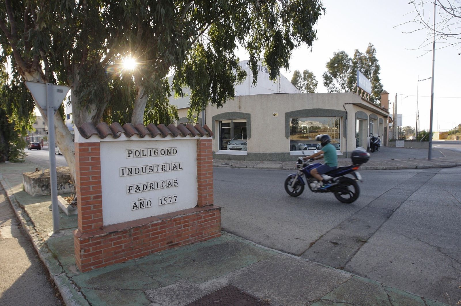 Monolito que indica el acceso al polígono industrial de Fadricas I.