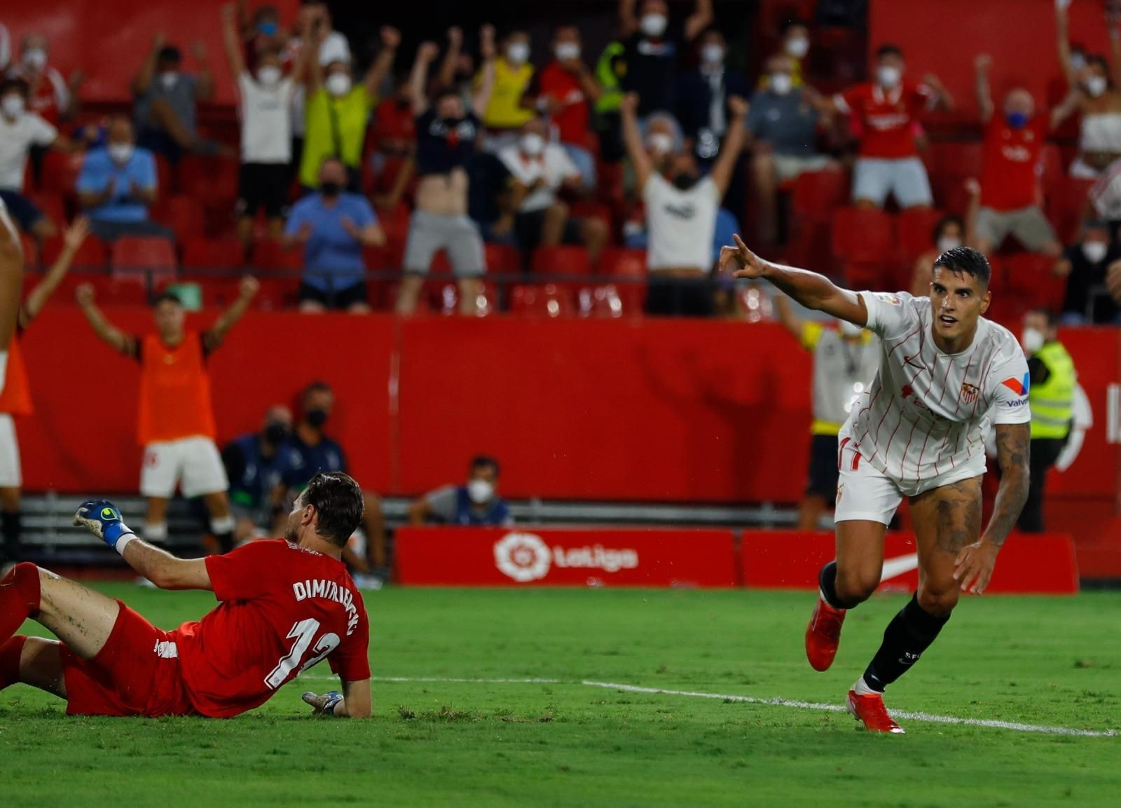 Erik Lamela corre a celebrar el segundo de sus dos goles. Erik Lamela corre a celebrar el segundo de sus dos goles.