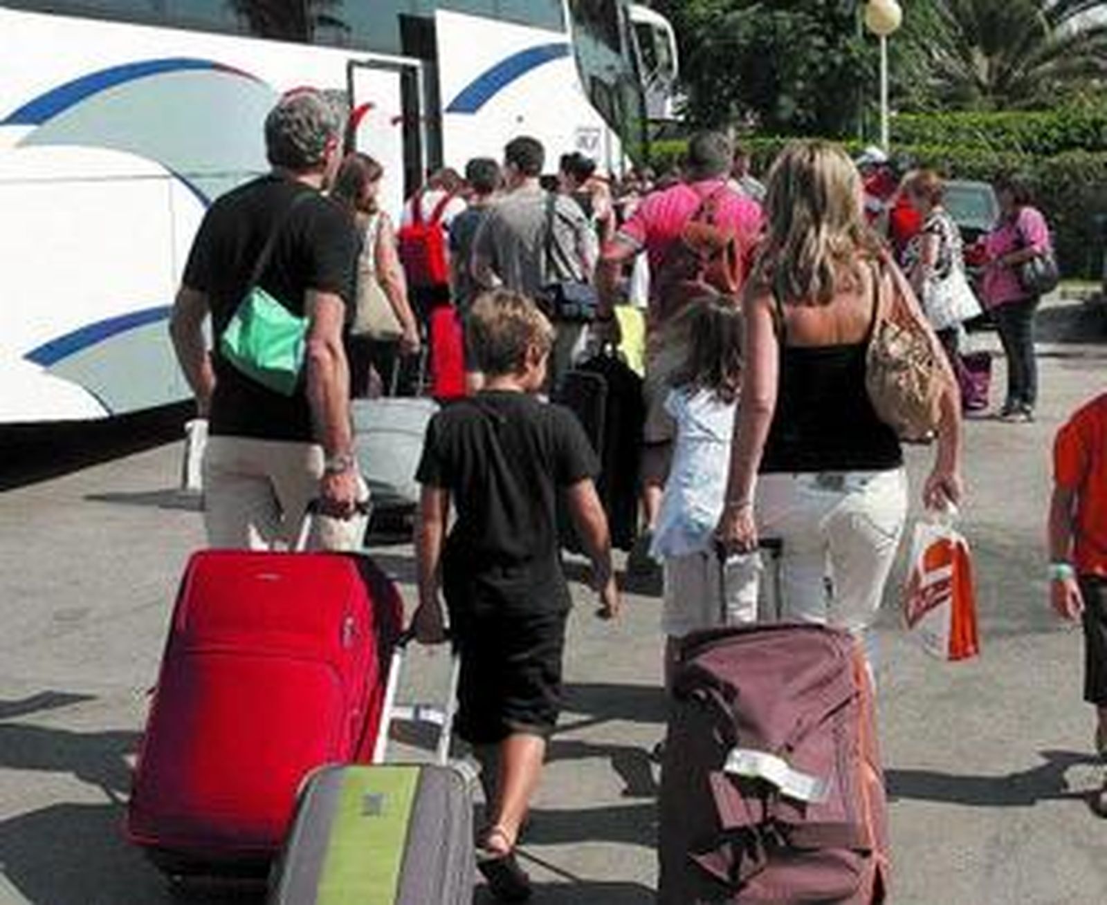 Los viajeros del avión con destino Lanzarote, antes de tomar un bus hacia el aeropuerto.