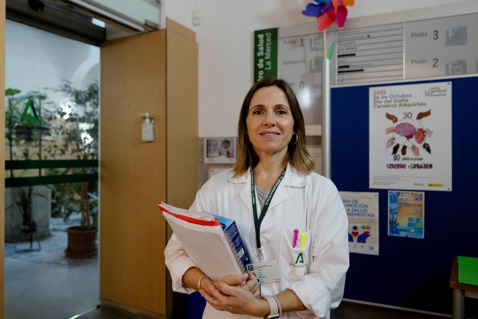Noelia Ruiz Garay, enfemera referente de centros educativos, en la entrada del centro de salud de La Merced.