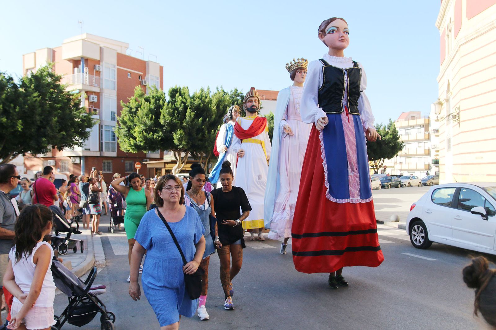 La Diana de gigantes y cabezudos, recorriendo las calles de Los Ángeles y Plaza de Toros