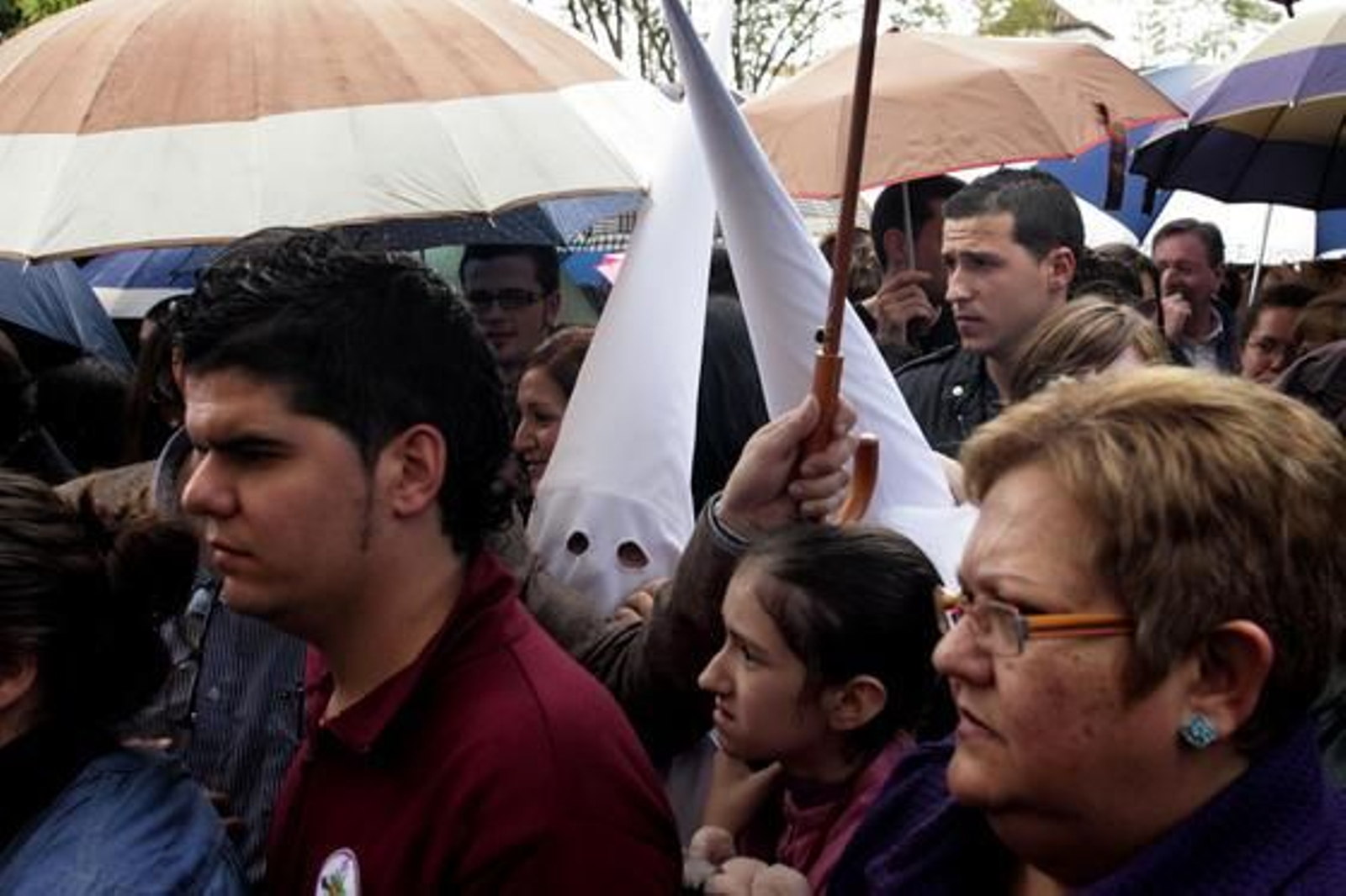 Nazarenos de San Gonzalo bajo la lluvia.

Foto: Juan Carlos Muñoz