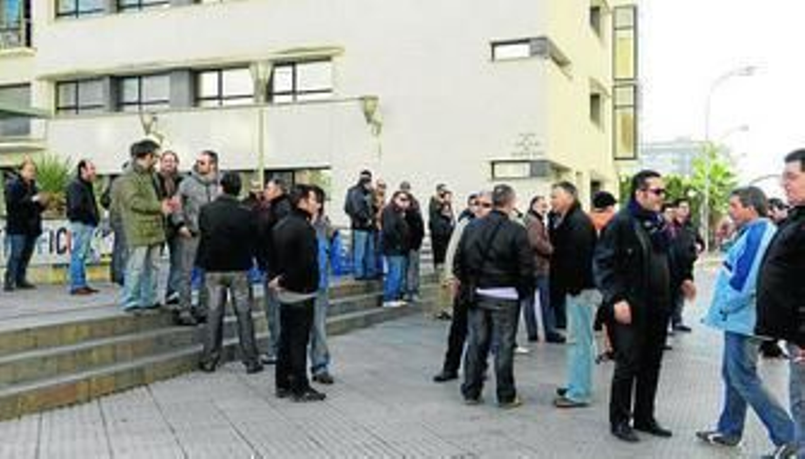 Los asalariados se mantuvieron concentrados junto a la Policía Local mientras se celebraba la reunión.