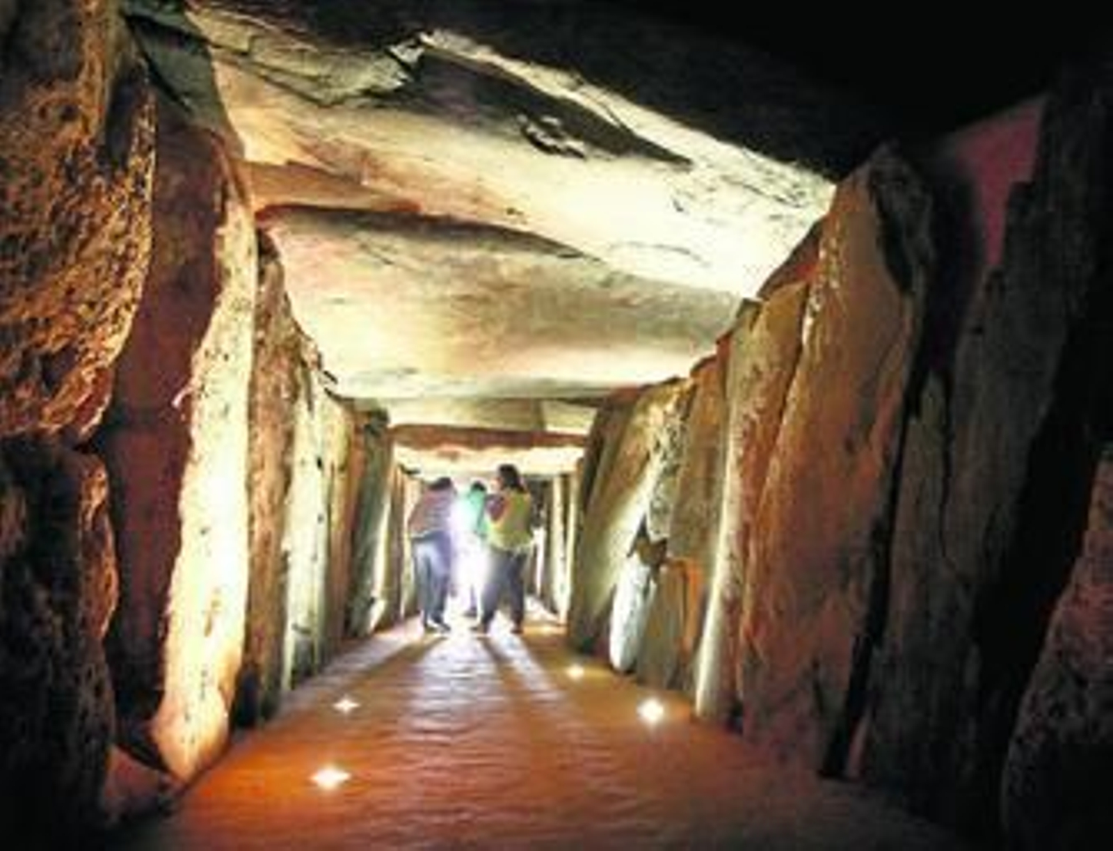 El Dolmen de Soto es uno de los principales exponentes del megalitismo andaluz.