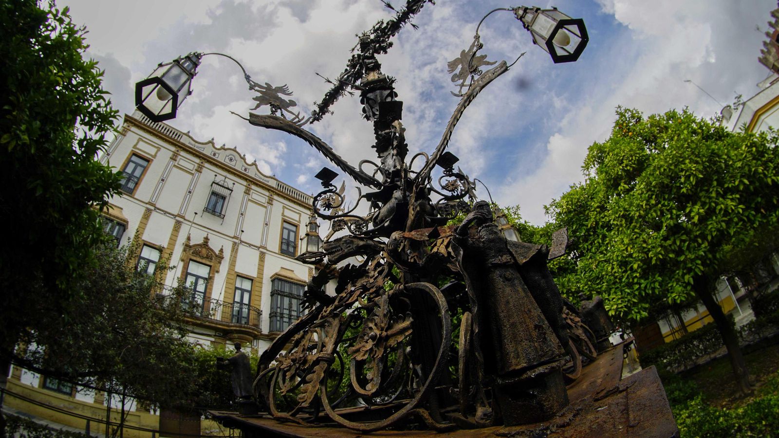 Los recurrentes problemas de conservación de la Cruz de la Cerrajería