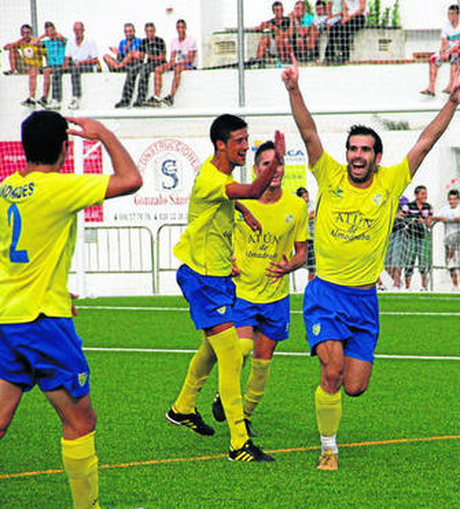 Andrades se lleva la mano a la cabeza mientras Juanlu celebra su golazo, el definitivo 4-1.