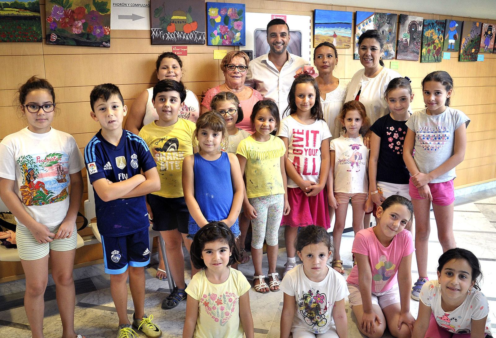 Los quince alumnos posan con profesoras y con José Antonio Díaz.