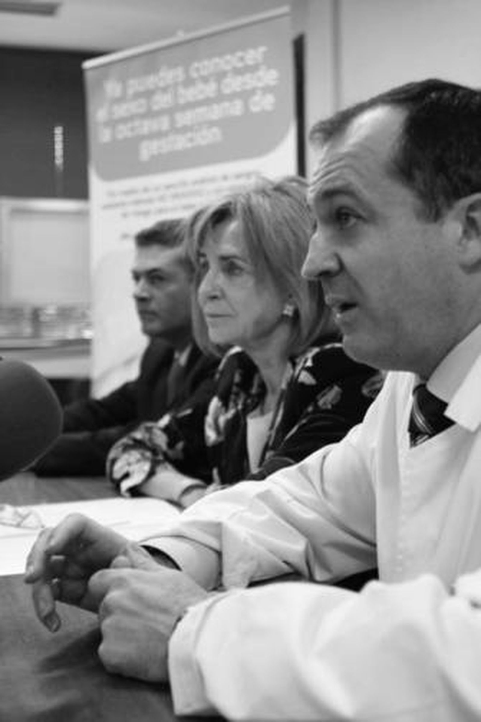 Sebastián Manzanares, en primer término, durante la presentación de la aplicación en Granada.