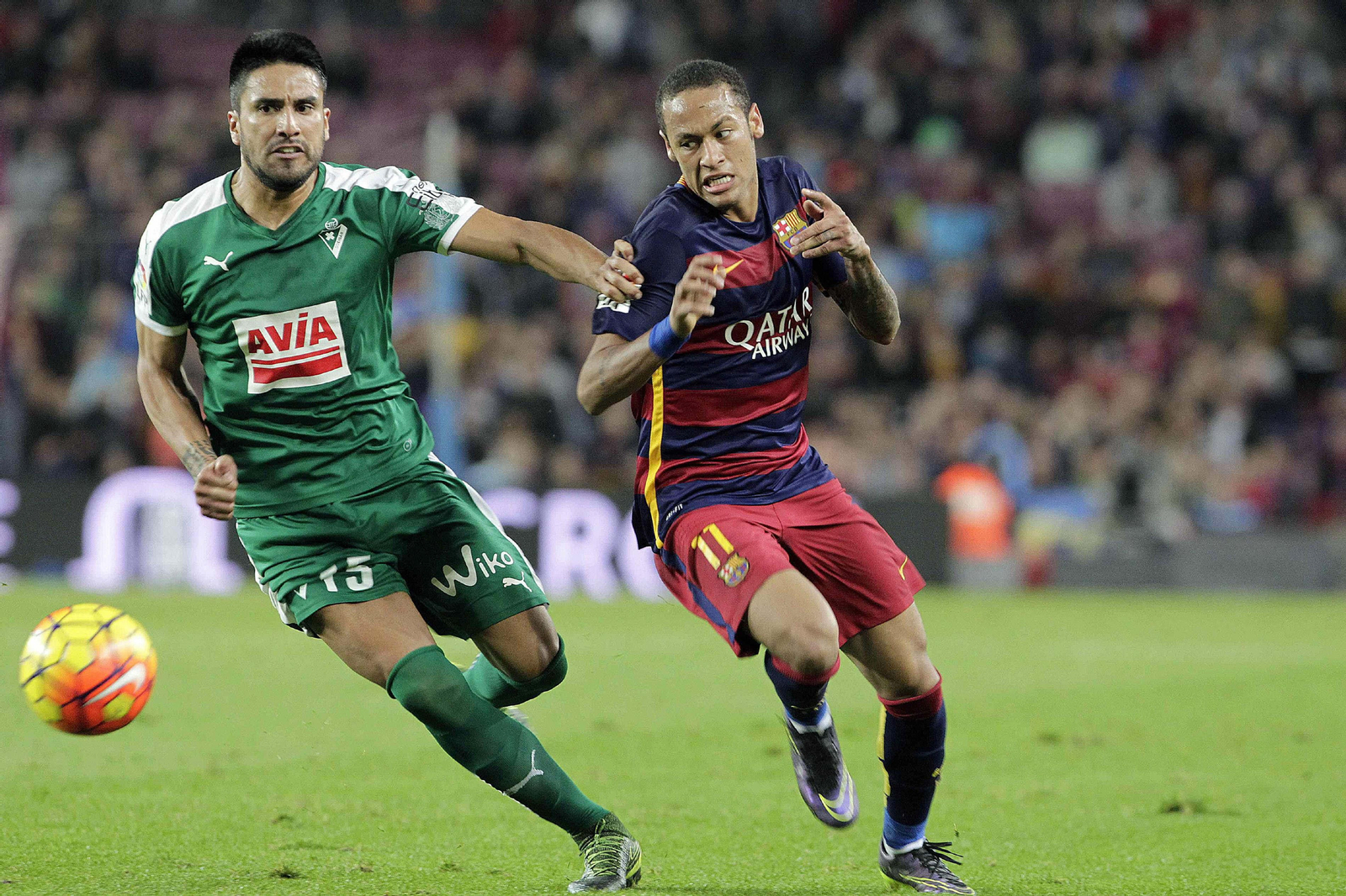 Mauro Dos Santos pugna con Neymar durante su etapa como jugador del Éibar.