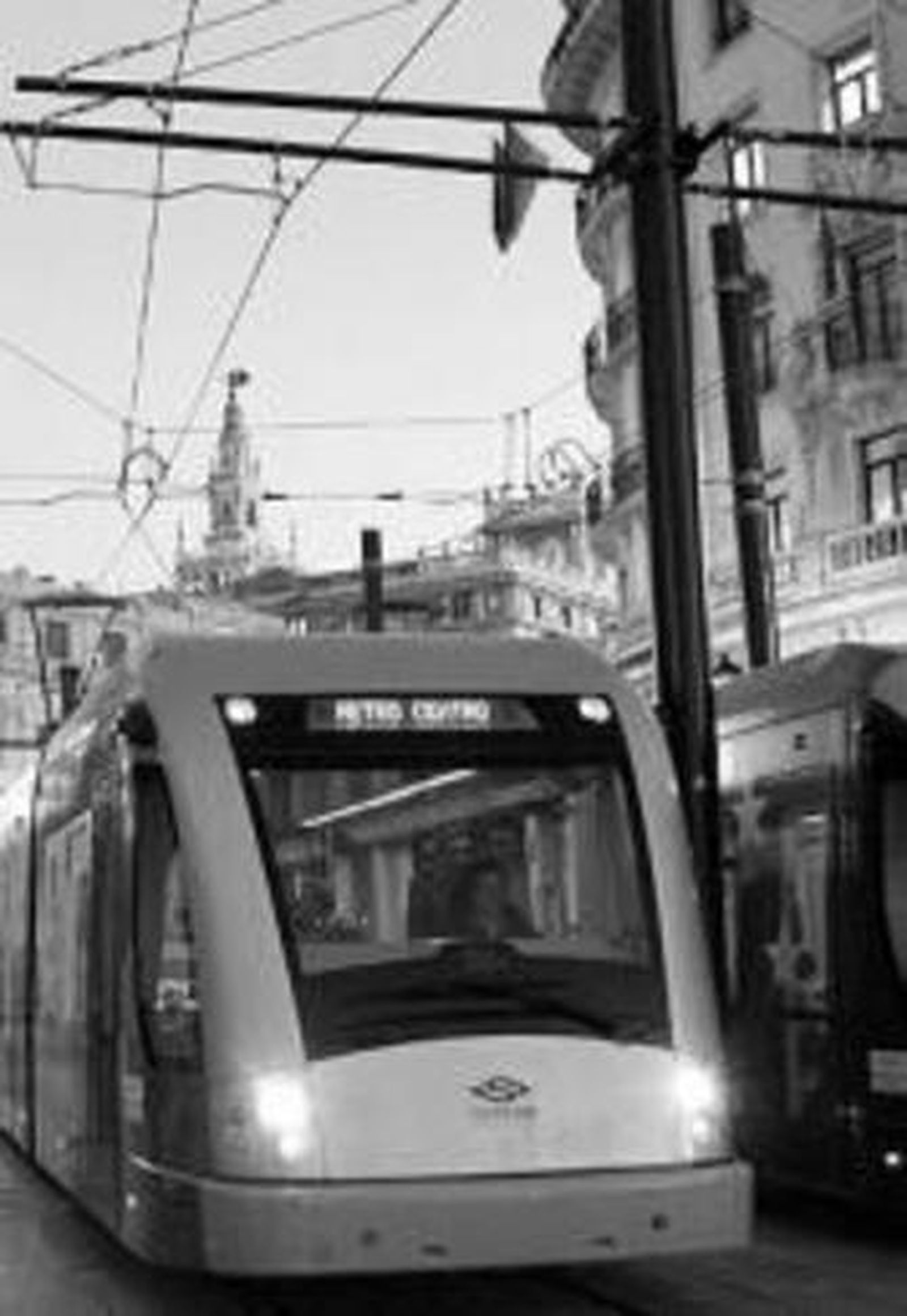 Un tranvía con catenaria.