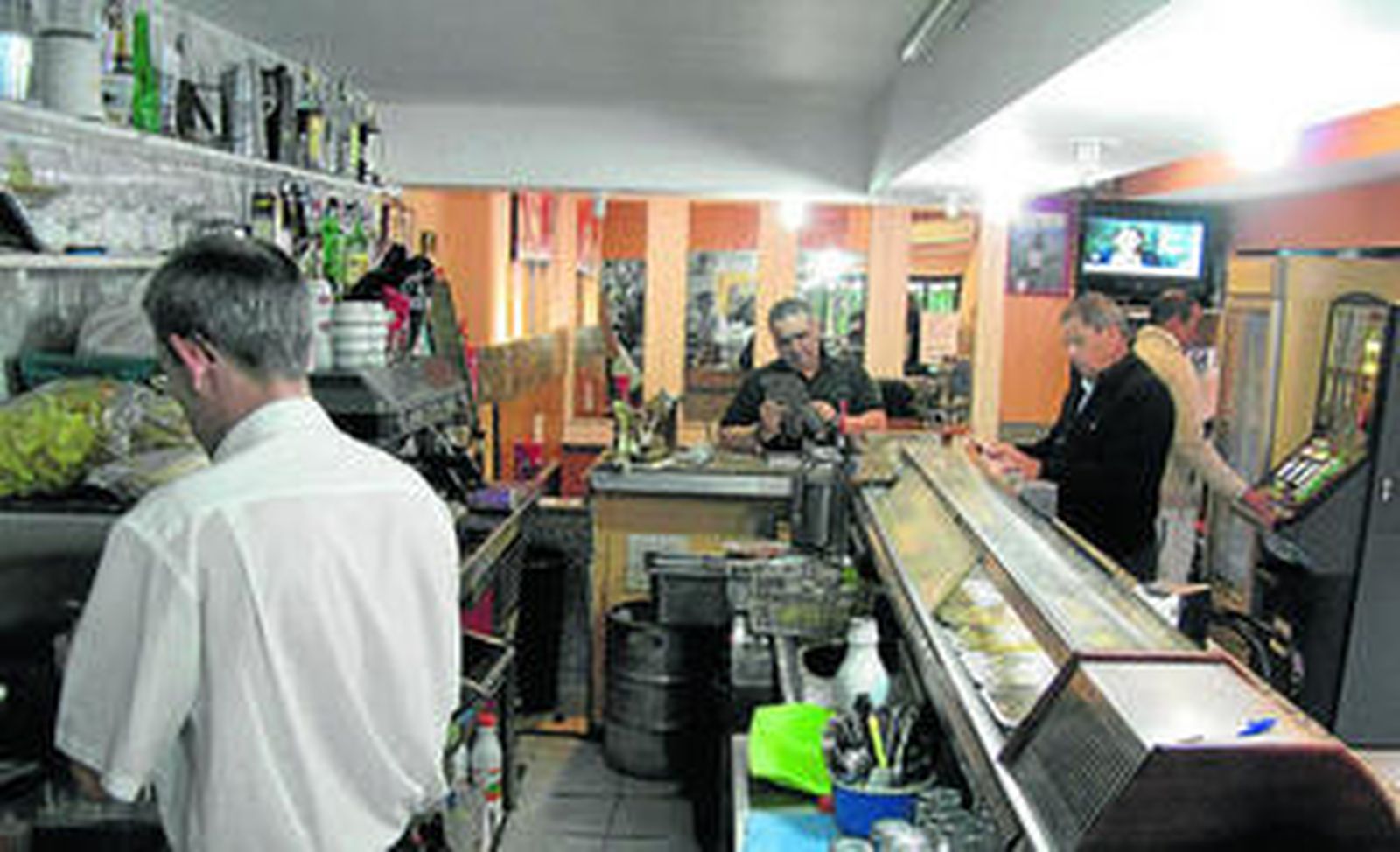 Baby Acosta, argentino nacido en Paraguay, y su socio Manuel López, ayer en la cafetería Buenos Aires.