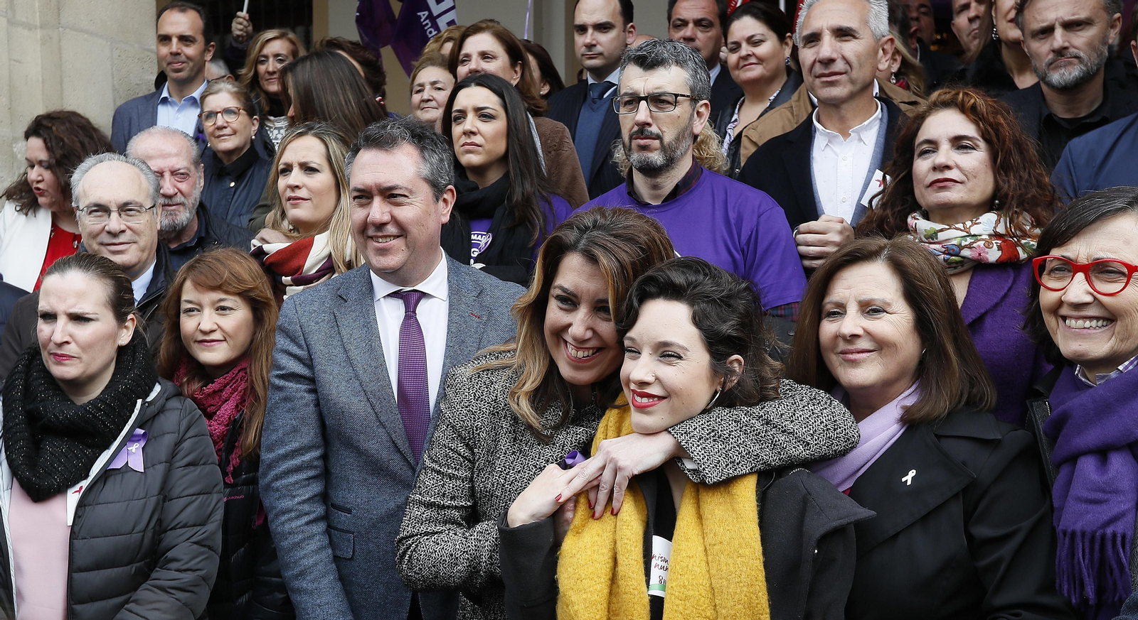 Susana Díaz participando en una concentración ante el Ayuntamiento de Sevilla, organizada por UGT y CCOO.