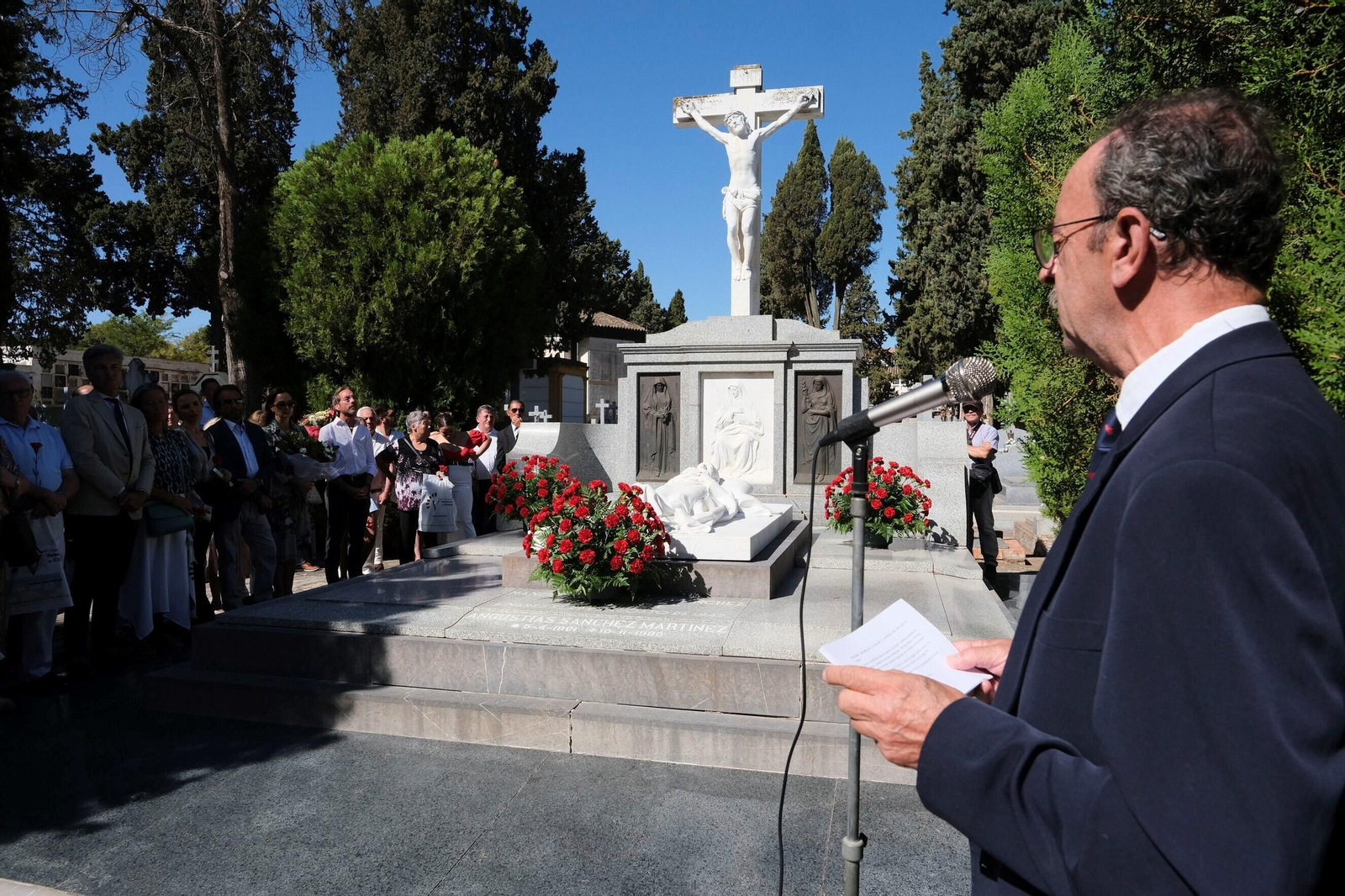 Las fotografías de la ofrenda floral a Manolete en Córdoba: entre claveles rojos y hazañas