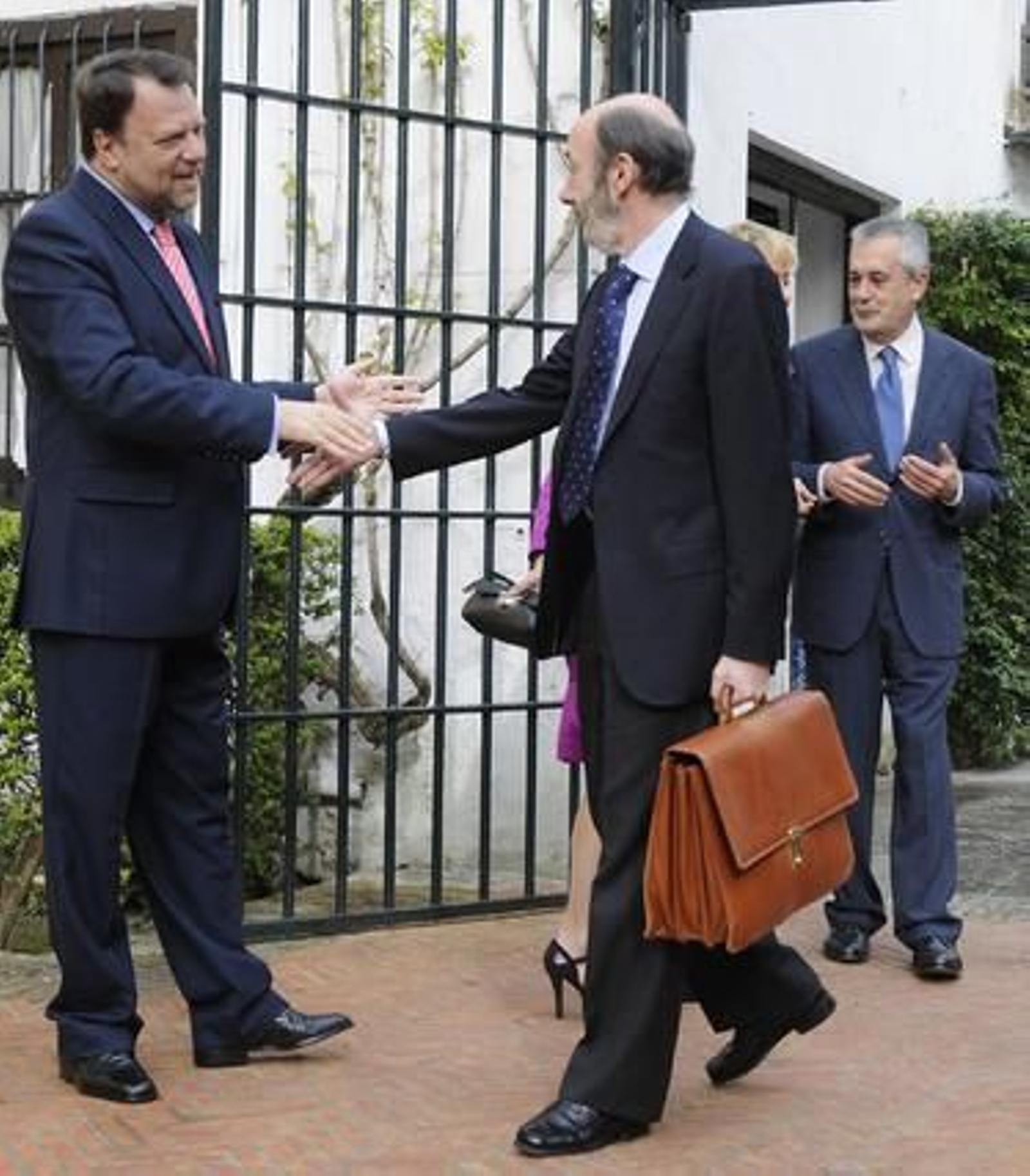 El alcalde de Sevilla recibe al ministro del Interior, Alfredo Pérez Rubalcaba.

Foto: Juan Carlos Vázquez