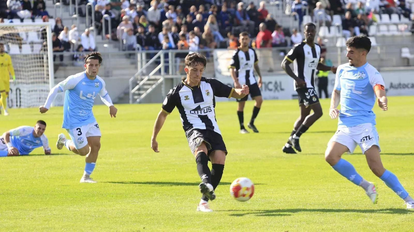 Nacho Fernández (Ciudad de Lucena) intenta cortar el avance de un jugador de la Balona.
