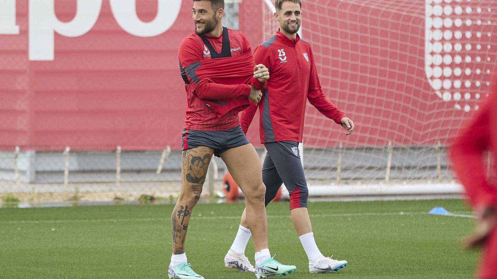 Gudelj bromea mientras caminta junto a Januzaj.