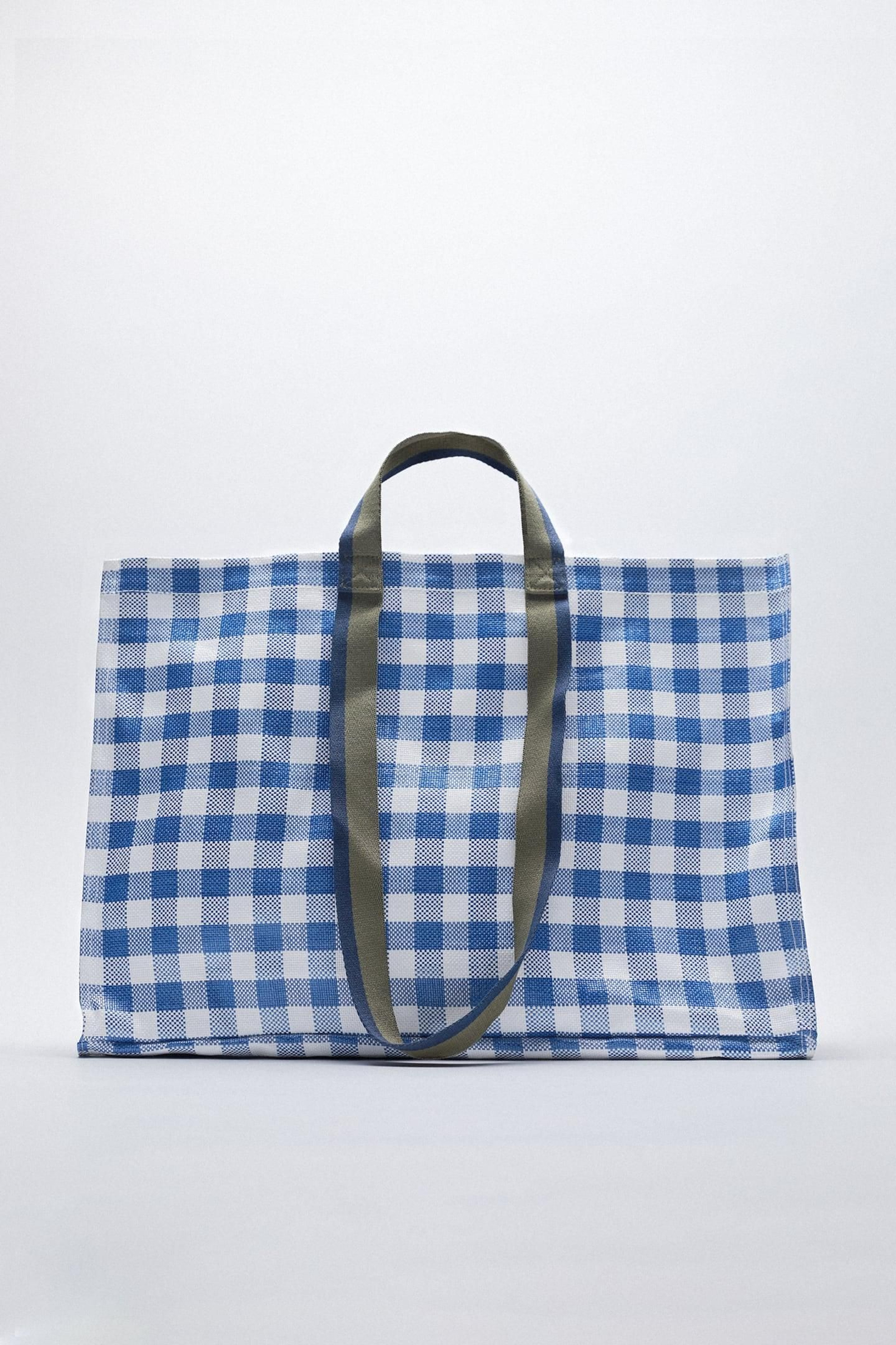 Bolso 'shopper' en cuadros vichy personalizable de Zara.