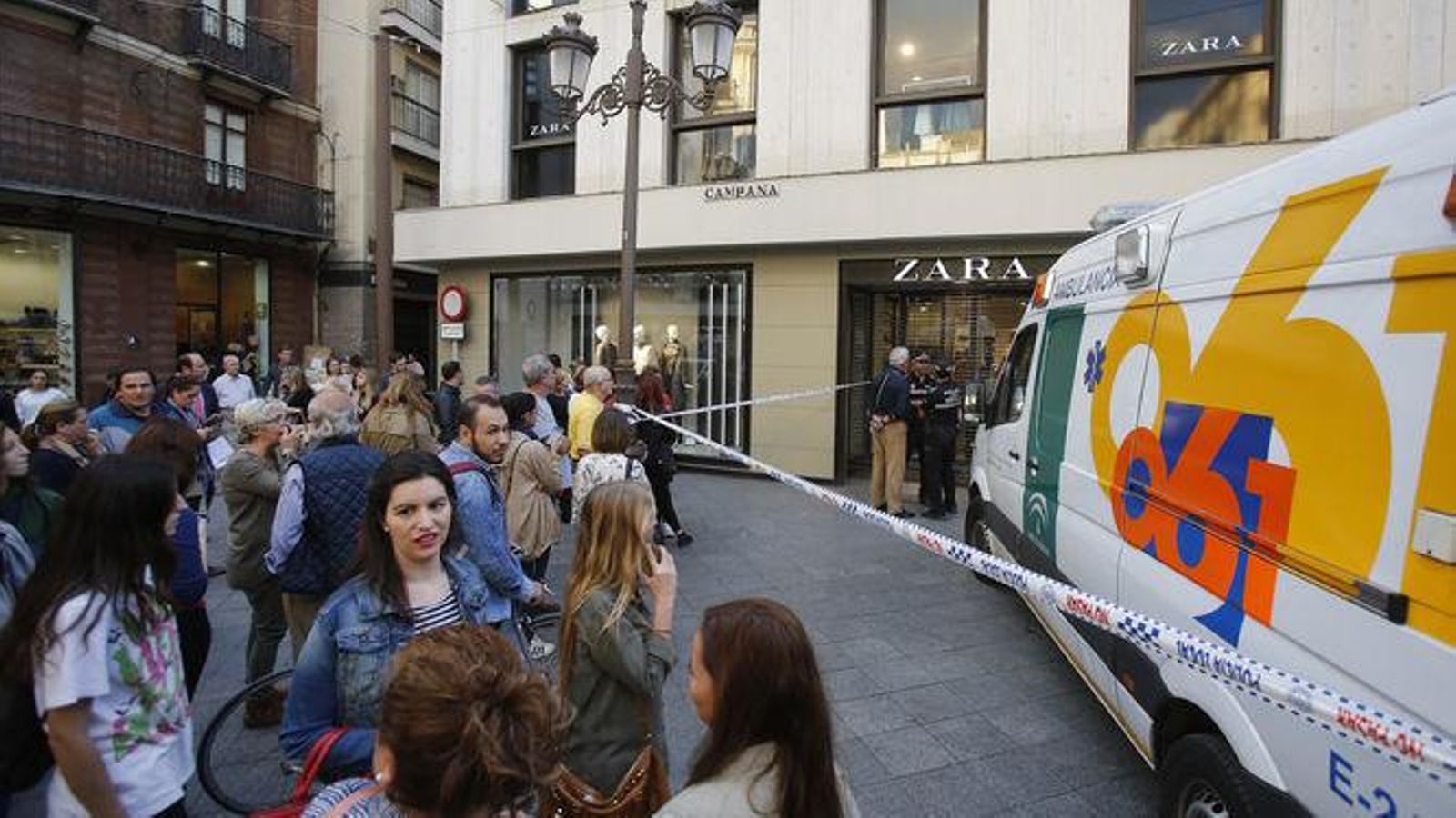 Un equipo del 061 atendiendo un caso de infarto en el centro de Sevilla.