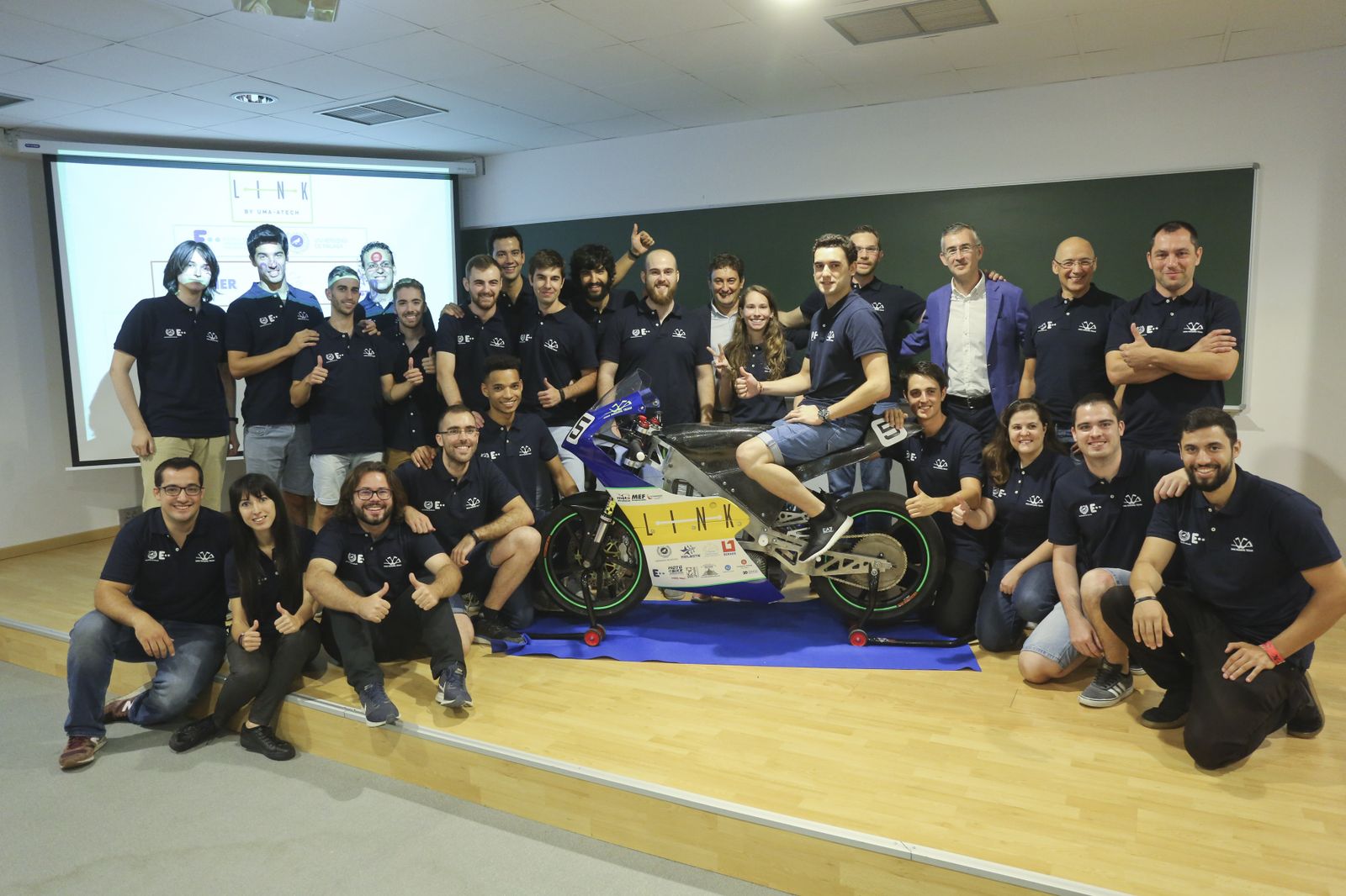 El equipo UMA Racing Team con el prototipo y su piloto, Manuel García Troya.