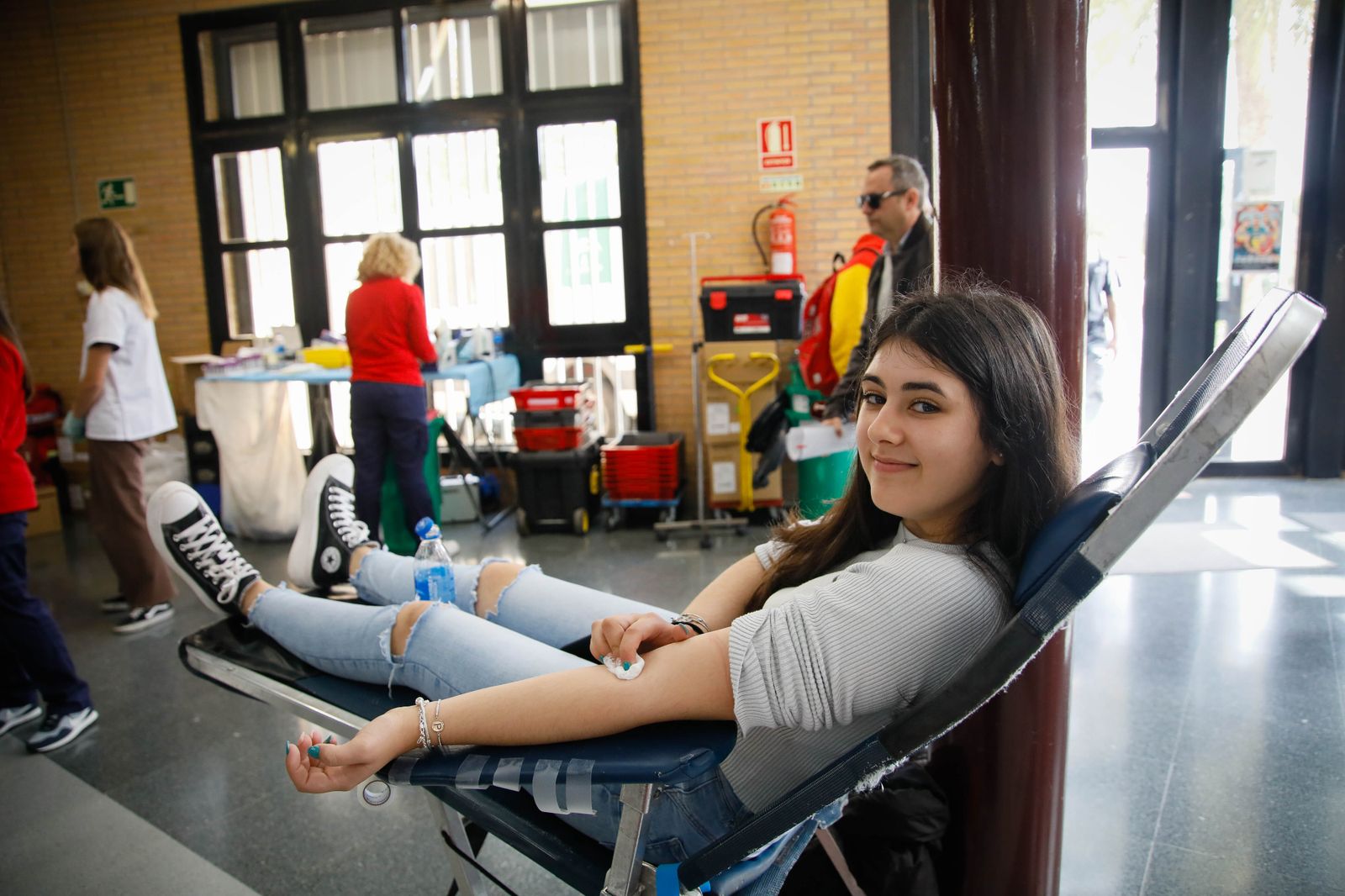 Juan de la Cruz Belmonte y Aref Laarej en la colecta de sangre de la UAL