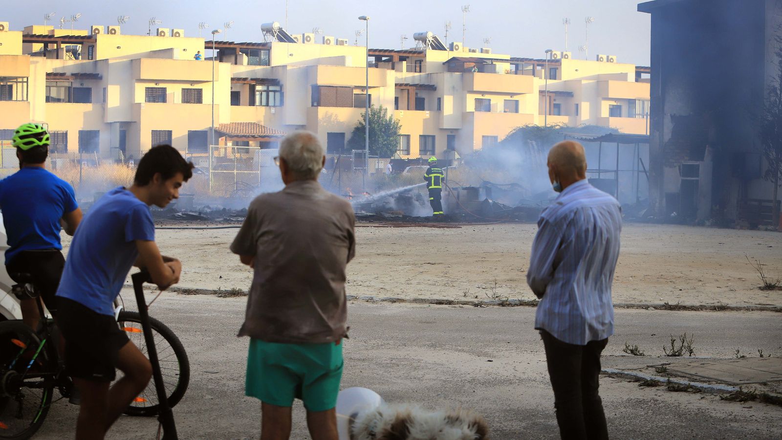 Incendio en un descampado de la zona norte