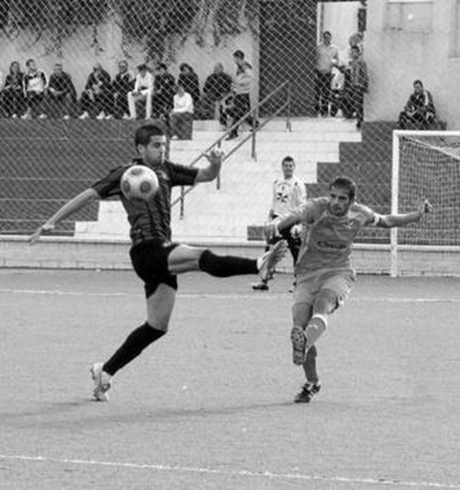 Marc Masip presiona al capitán del Murallas, Lema.