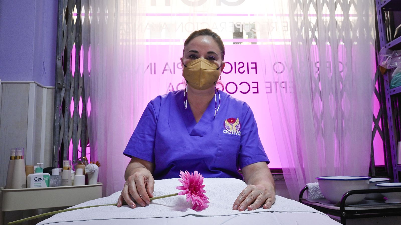 Mónica Camacho junto a una flor en su gabinete de trabajo.