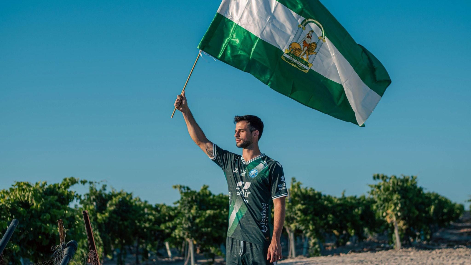 Curro Rivelott luce la tercera equipación del Xerez DFC y ondea una bandera de Andalucía.