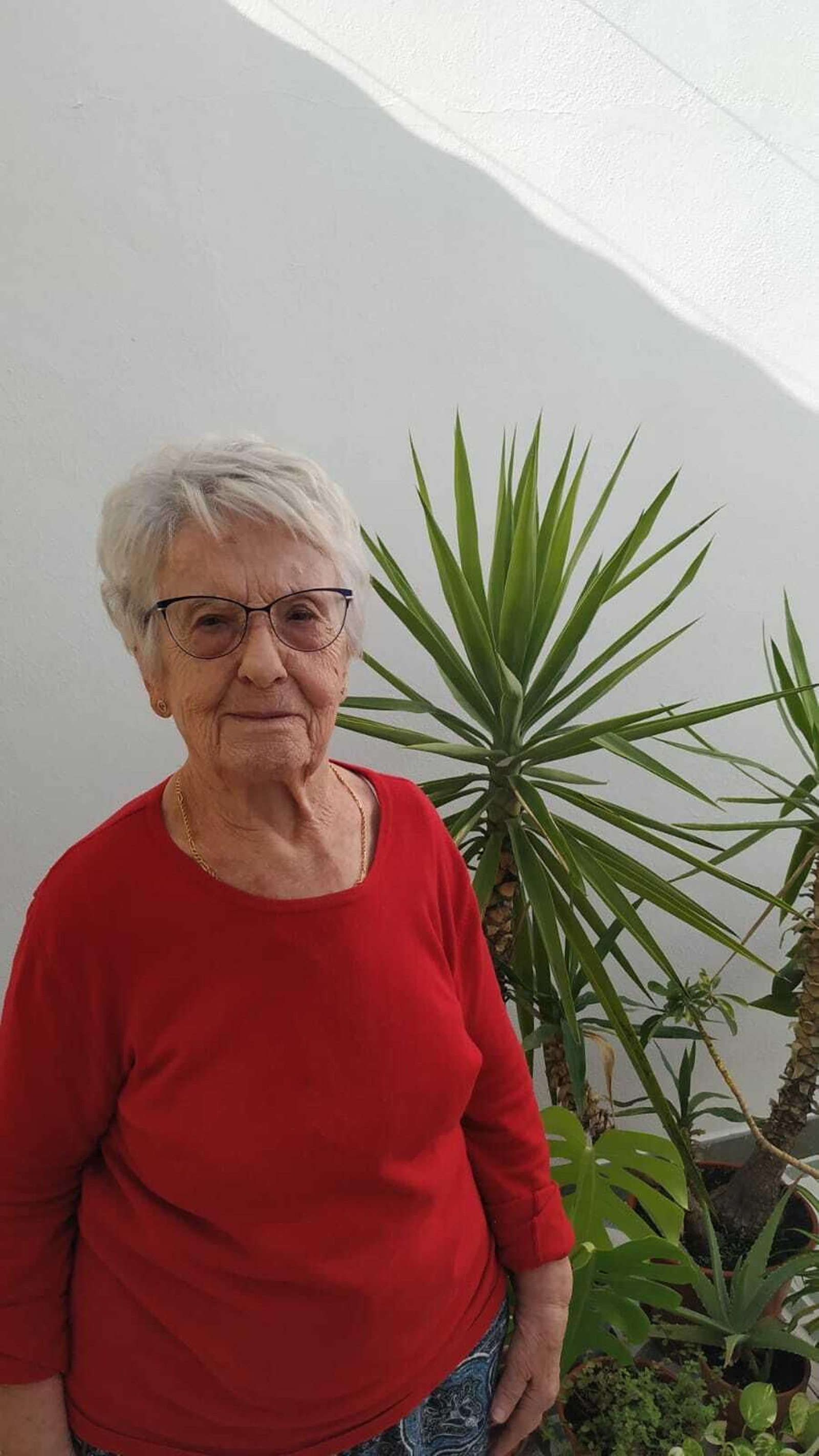 Ana Pomares, en el patio de su casa.